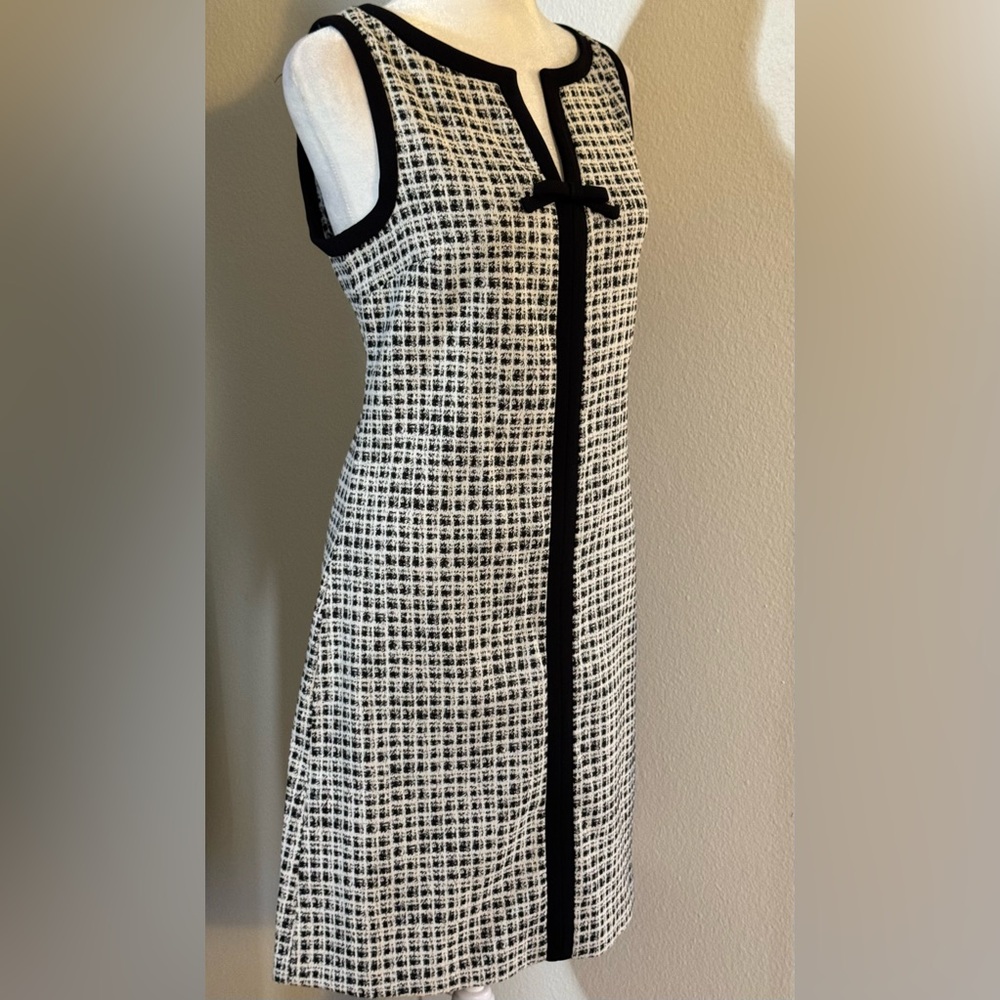 KARL LAGERFELD PARIS Women's Jacquard Contrast-Frame BlackWhite Sleeveless Dress - Picture 6 of 9